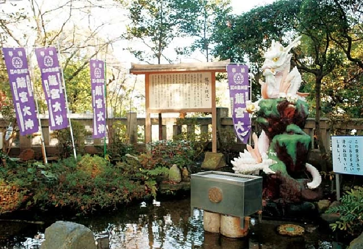 Dragon statue pond