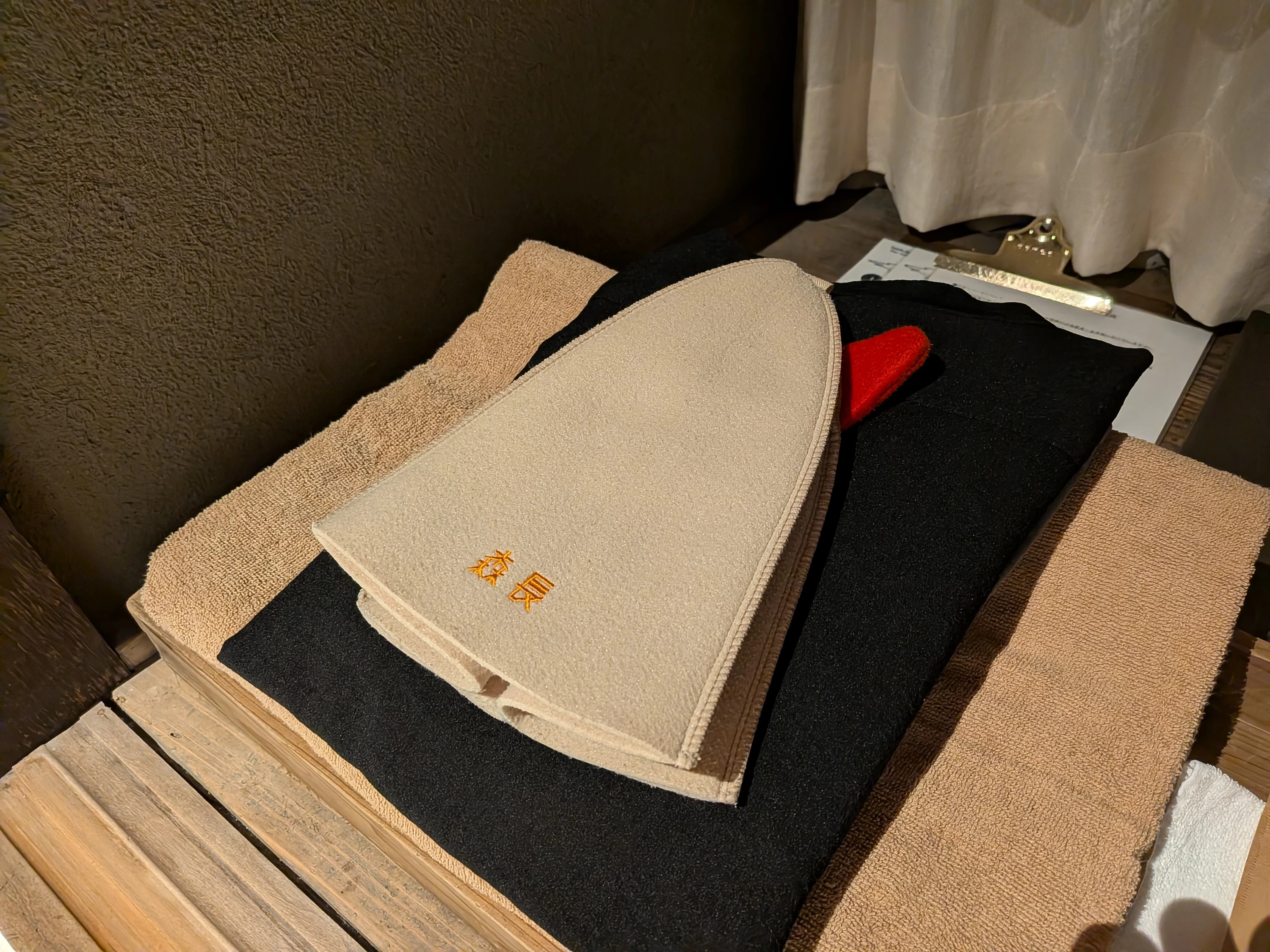 A sauna hat with the Moricho Ryokan logo